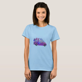 Frau in hellblauem T-Shirt mit Halloween-Gnom T