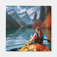 Frau in Kayak, die den schönen See hinunter schweb