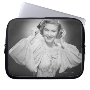 Frau in Kleid 2 Laptopschutzhülle