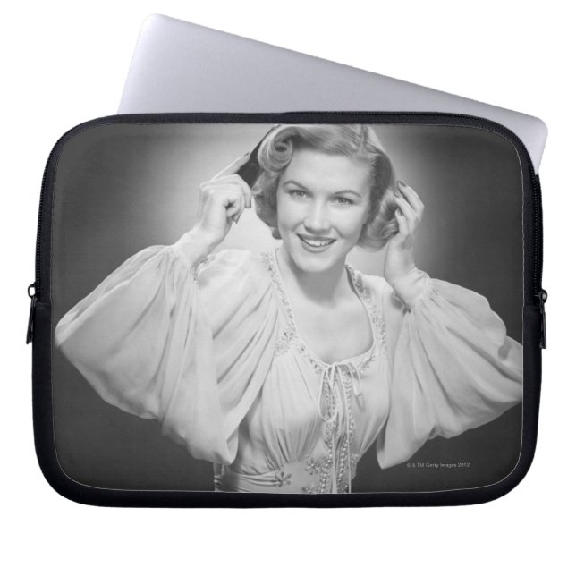 Frau in Kleid 2 Laptopschutzhülle (Vorderseite)