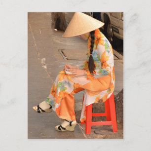 Frau in Orange und Conical Hat Postkarte
