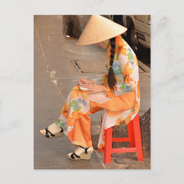 Frau in Orange und Conical Hat Postkarte (Vorderseite)