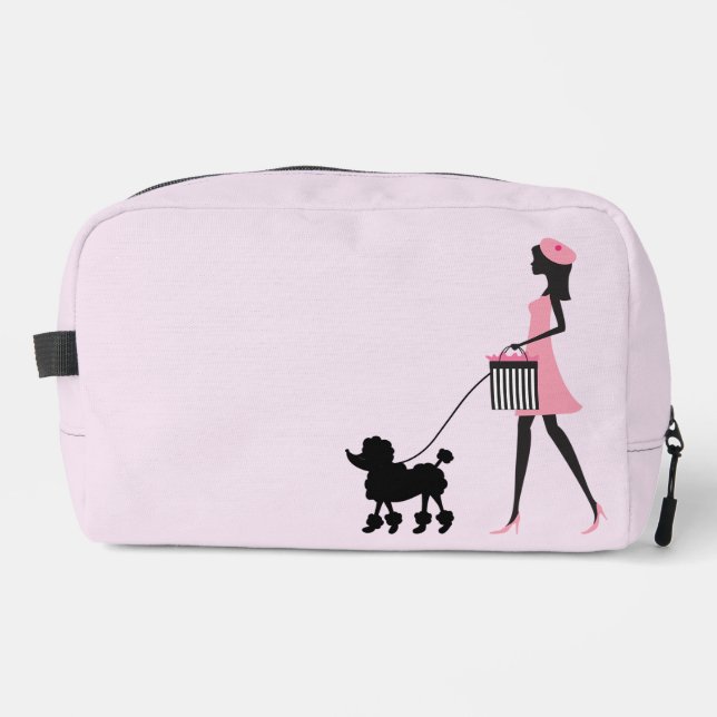 Frau in rosa gehendem schwarzen Poodle Waschbeutel (Vorderseite)