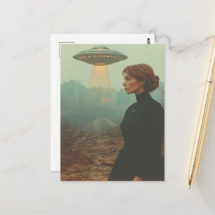 Frau in schwarzem Kleid und ein UFO Postkarte