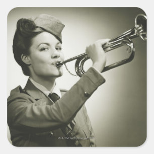 Frau in Soldier Uniform Quadratischer Aufkleber