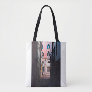 FRAU IN WEISSEN SHIRT- UND SCHWARZPANTEN, DIE AUF TASCHE