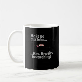 Frau Kravitz beobachtet Kaffeetasse
