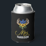 Frau Last Name Rustic Floral Antlers Wedding Dosenkühler<br><div class="desc">"Mrs." in goldener Folie mit schwarzem Hintergrund. Bearbeiten Sie den Nachnamen! Antler,  Bluebells,  Sonnenblumen und Farne schmücken das Oberteil. Suchen Sie in meinem Laden nach der "Mr."-Dose. Set passt zu meiner Hochzeitskollektion "Rustic Floral Antlers". Auch finden Sie das in meinem Geschäft!</div>