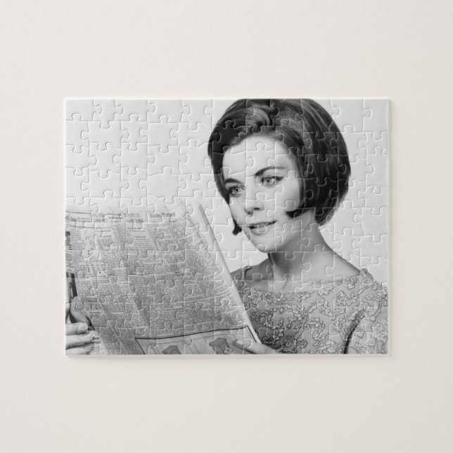 Frau lesenNewpaper (Horizontal)