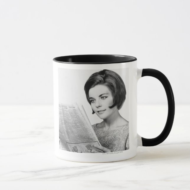 Frau lesenNewpaper Tasse (Rechts)