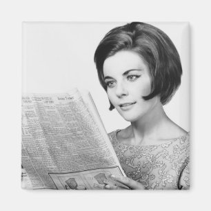 Frau liest Zeitung Magnet