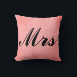 Frau Lovely Pink Parchment Mr. and Mrs. Kissen<br><div class="desc">Die Kissen "Mr. and Mrs." schmücken Ihre Zuhause mit diesem schönen rosa Pergament.  Dieses rosa Pergament "Mrs." ist ein dekoratives Symbol der ehelichen Gewerkschaft und hat einen leicht anpassbaren Schriftart.  .</div>
