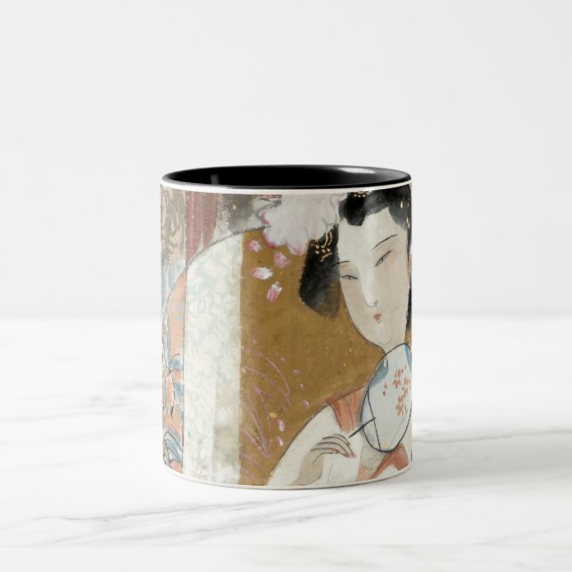 Frau mit Blumenhaarnadel Zweifarbige Tasse (Mittel)