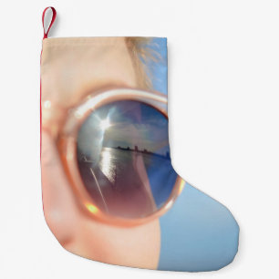 Frau mit brauner gerahmter Sonnenbrille Kleiner Weihnachtsstrumpf