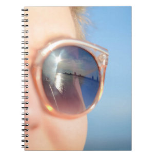 Frau mit brauner gerahmter Sonnenbrille Notizblock