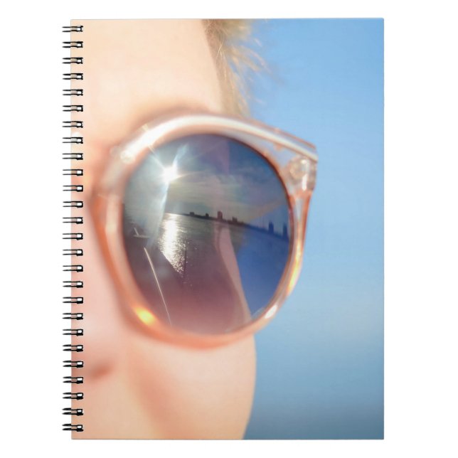 Frau mit brauner gerahmter Sonnenbrille Notizblock (Vorderseite)
