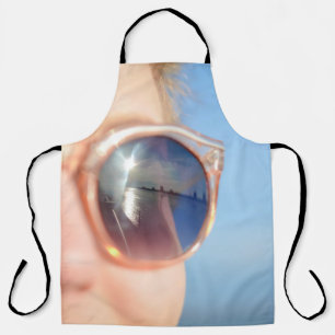 Frau mit brauner gerahmter Sonnenbrille Schürze