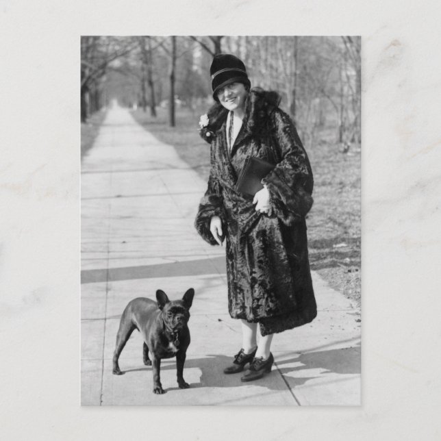 Frau mit Bulldogin, 1920er Postkarte (Vorderseite)
