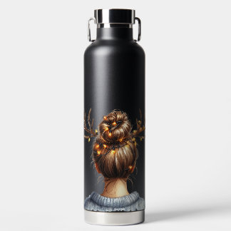 FRAU MIT BUNTEN WEIHNACHTSLICHTERN IM HAAR TRINKFLASCHE