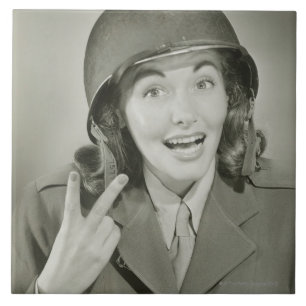 Frau mit einem Armeehelm Fliese