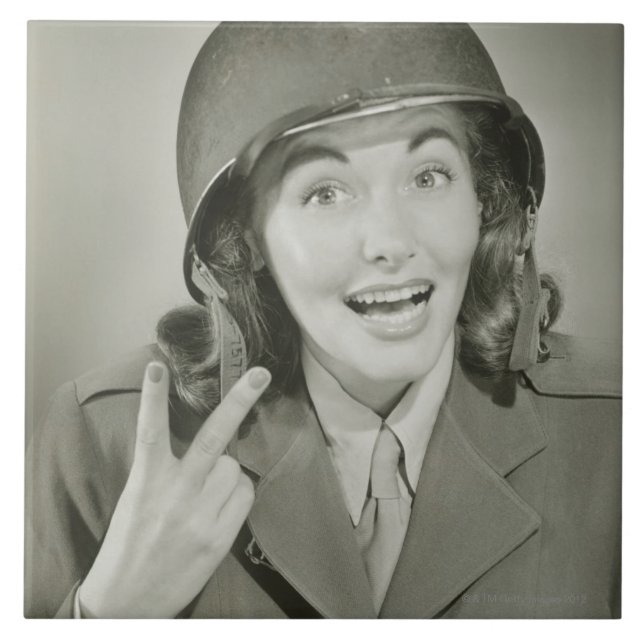 Frau mit einem Armeehelm Fliese (Vorderseite)