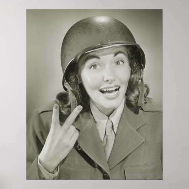 Frau mit einem Armeehelm Poster (Vorne)