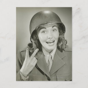 Frau mit einem Armeehelm Postkarte