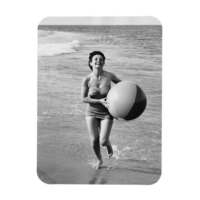 Frau mit einem Strandball Magnet (Vertikal)