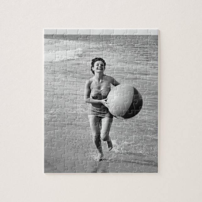 Frau mit einem Wasserball (Vertikal)