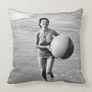 Frau mit einem Wasserball Kissen