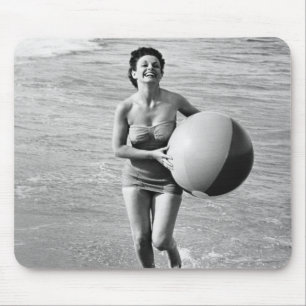 Frau mit einem Wasserball Mousepad