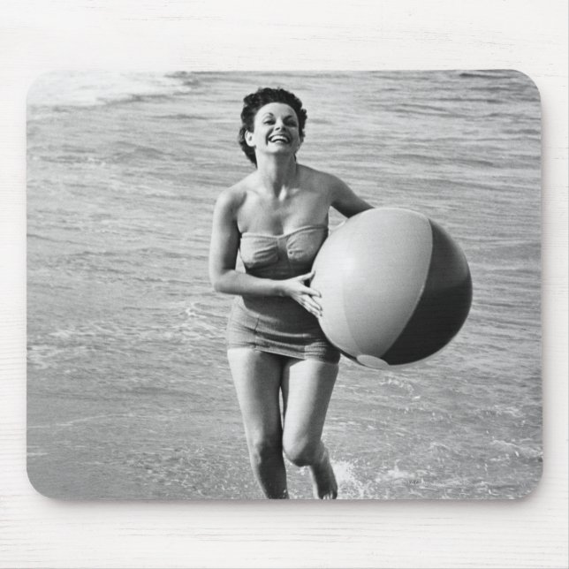 Frau mit einem Wasserball Mousepad (Vorne)