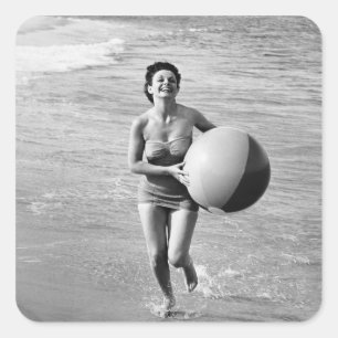 Frau mit einem Wasserball Quadratischer Aufkleber