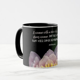 Frau mit einer Stimme Tasse