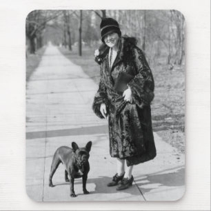Frau mit französischer Bulldogge, Zwanzigerjahre Mousepad