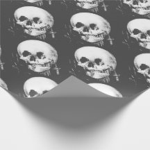 Frau mit Halloween-Reflektion im Spiegel