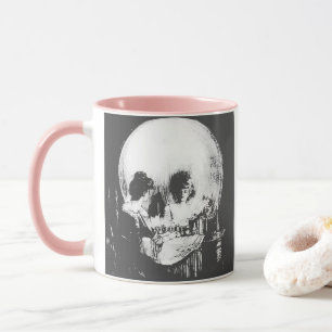Frau mit Halloween-Reflektion im Spiegel Tasse