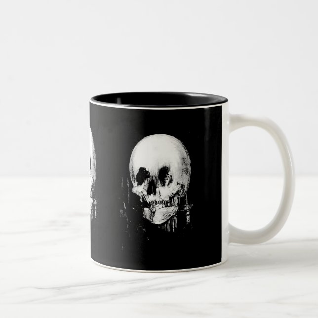 Frau mit Halloween-Reflektion im Spiegel Zweifarbige Tasse (Rechts)
