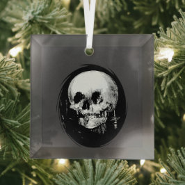 Frau mit Halloween-Schädelreflexion im Spiegel Ornament Aus Glas