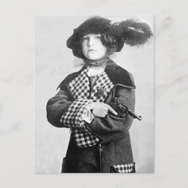 Frau mit Pistol, 1910 Postkarte (Vorderseite)