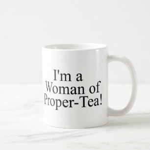 Frau mit richtigem weißen Tee Kaffeetasse