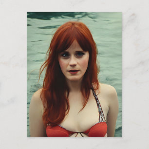 Frau mit roten Haaren schwimmt Postkarte