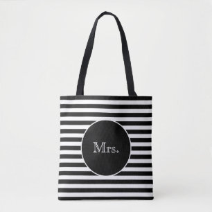 Frau mit schwarzen und weißen Streifen Tasche
