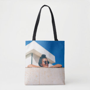 Frau mit schwarzer Sonnenbrille Tasche