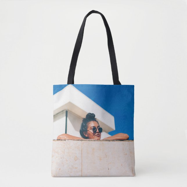 Frau mit schwarzer Sonnenbrille Tasche (Vorderseite)
