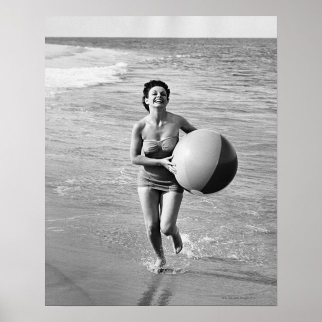 Frau mit Strandball Poster (Vorne)