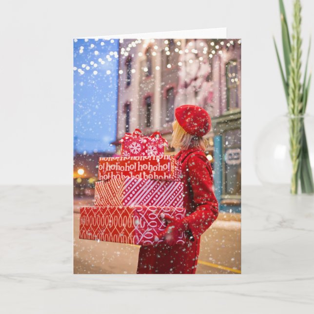Frau mit Weihnachtsgeschenken Feiertagskarte (Vorderseite)