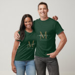 Frau Monogram Names Year Dark Green T-Shirt<br><div class="desc">Chic, modern und einfach mit Monogramm Matchboxen mit dem Text Mr. und Mrs. in weißer, eleganter, handgeschriebener Schrift Kalligraphie auf dunkelgrünem Hintergrund mit Ihrem Monogramm in Imitat gold. Fügen Sie einfach Ihren verheirateten Namen, Jahr etabliert und Monogramm in stilvoller Typografie hinzu. Perfektes Luxusgeschenk für die Hochzeitsgäste eines frisch verheirateten Paares....</div>