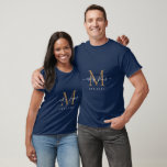 Frau Monogram Names Year Navy Blue T-Shirt<br><div class="desc">Chic, modern und einfach mit Monogramm Matchboxen mit dem Text Mr. und Mrs. in weißer, eleganter Schrift Kalligraphie auf marineblau Hintergrund mit Ihrem Monogramm in Imitat gold. Fügen Sie einfach Ihren verheirateten Namen, Jahr etabliert und Monogramm in stilvoller Typografie hinzu. Perfektes Luxusgeschenk für die Hochzeitsgäste eines frisch verheirateten Paares. Exklusiv...</div>