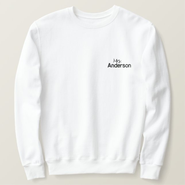 Frau Nachname Wedding Date Custom Besticktes Sweatshirt (Design vorne)